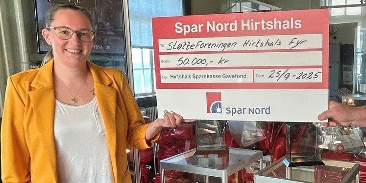 Maria Buus Christensen fra Spar Nord i Hirtshals med checken til Hirtshals Sparekasses Gavefond. Foto: Privat.