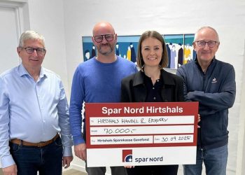 Kurt Bærentsen, David Jensen, Maja Olsen og Per Martensen i september ved overrækkelsen i Spar Nord. Foto: Niels Chr. Jakobsen.