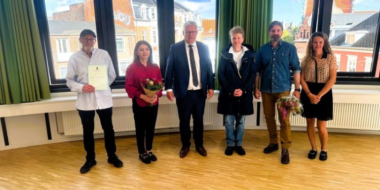 Borgmesteren med de nye danske borgere. Foto: Hjørring Kommune.