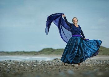 Else Mathiassen står i front ved forestillingen på Hjørring Bibliotek. Foto: PR.
