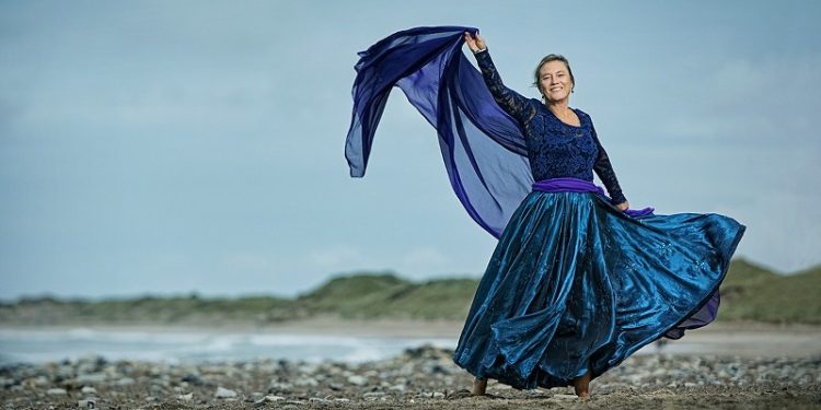 Else Mathiassen står i front ved forestillingen på Hjørring Bibliotek. Foto: PR.