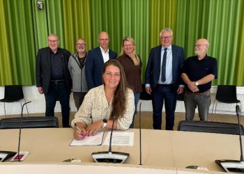 Det Radikale Venstres byrådsmedlem Gry Bruun Nielsen underskriver budgetforliget i Byrådssalen.