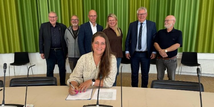 Det Radikale Venstres byrådsmedlem Gry Bruun Nielsen underskriver budgetforliget i Byrådssalen.