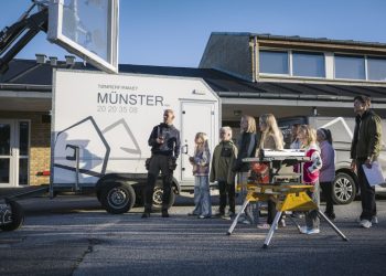 Tømrermester Anders Münster havde masser af værktøj og maskiner med på Horne Skole. Foto: René Stoklund.