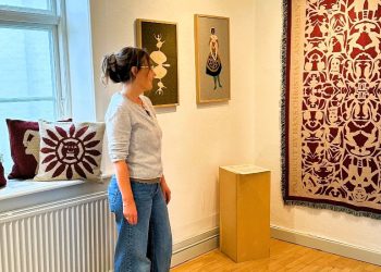 Hanne Magnussen med et udsnit af den aktuelle udstilling i Assistenthuset ved Hirtshals Fyr. Foto: Privat.