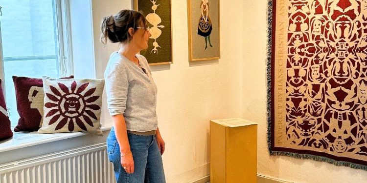 Hanne Magnussen med et udsnit af den aktuelle udstilling i Assistenthuset ved Hirtshals Fyr. Foto: Privat.