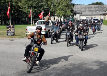 Det var et imponerende syn, da 103 knallerter tog afsted på den 50 km lange køretur.
