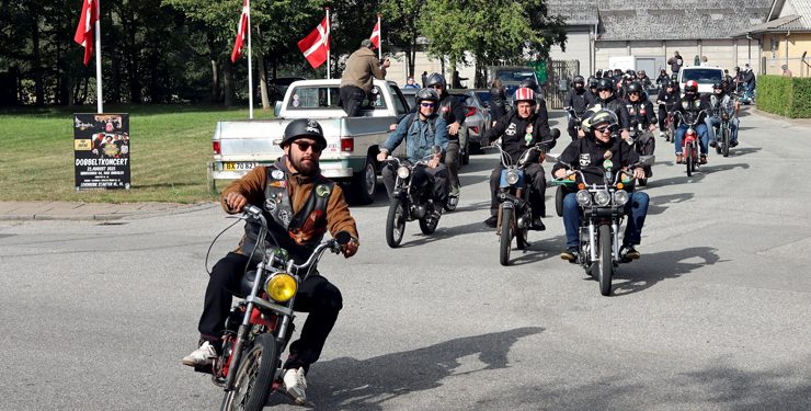 Det var et imponerende syn, da 103 knallerter tog afsted på den 50 km lange køretur.