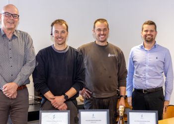 John Jensen fra Spar Nord og Thomas Hoff fra BDO besøgte SR Agro og Last for personligt at overrække prisen til Rune og Sune Jensen.