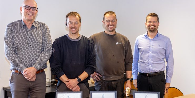 John Jensen fra Spar Nord og Thomas Hoff fra BDO besøgte SR Agro og Last for personligt at overrække prisen til Rune og Sune Jensen.