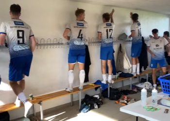 Begejstring i omklædningsrummet efter lørdagens overbevisende sejr.