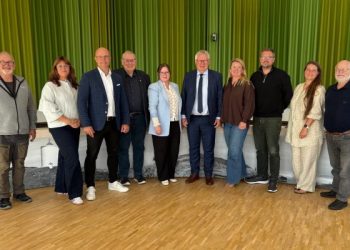 Borgmesteren flankeret af forhandlerne bag budgetforliget i september 2025.  Det er ikke nødvendigvis politikerne på billedet, der deltager på Hotel Skaga i Hirtshals. Foto: Hjørring Kommune.