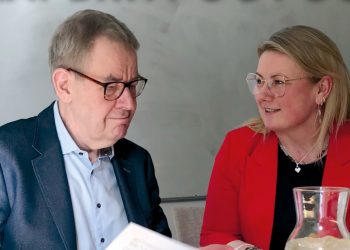 Tidligere statsminister Poul Nyrup Rasmussen ses her med borgmesterkandidat Mai-Britt Beith.