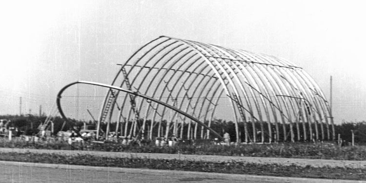 Limtræsbuerne rejses til badmintonhallen i Hjørring.