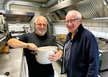 Jan Hansen hos Kødboxen og handelschef Per Martensen glæder sig til Årets Suppe under Hirtshals Isskulpturfestival. Foto: Niels Skipper.