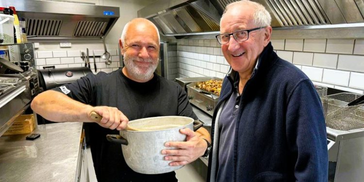 Jan Hansen hos Kødboxen og handelschef Per Martensen glæder sig til Årets Suppe under Hirtshals Isskulpturfestival. Foto: Niels Skipper.