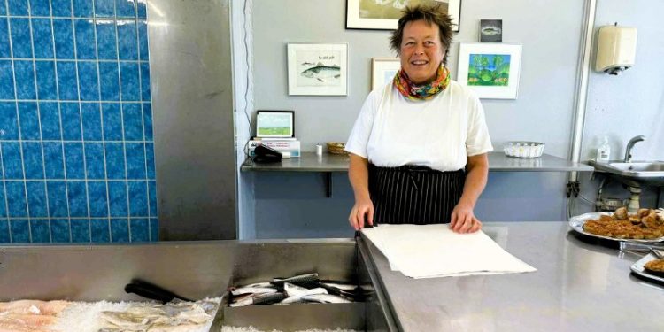 Jane Axelsen er klar til fra onsdag at stå alene med ansvaret i Fisken på Norgeskajen i Hirtshals. Foto: Niels Skipper.