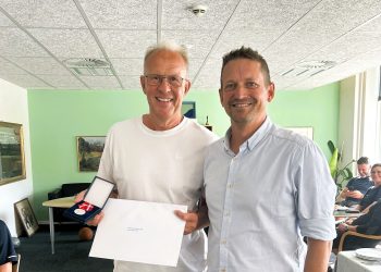 Jubilaren Jesper Jensen sammen med skoleleder Pelle Jepsen. Foto: Lars Brøndum Leed.