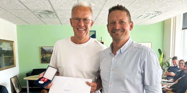 Jubilaren Jesper Jensen sammen med skoleleder Pelle Jepsen. Foto: Lars Brøndum Leed.