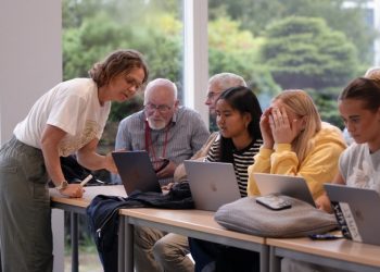 Jubilarer deltog aktivt i undervisningen og delte erfaringer med eleverne. Foto: STX.