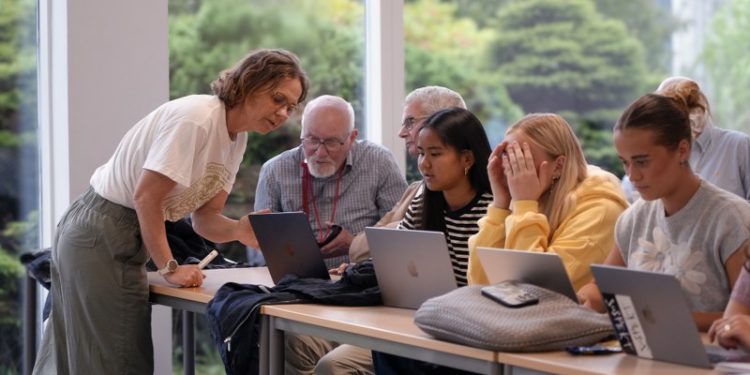 Jubilarer deltog aktivt i undervisningen og delte erfaringer med eleverne. Foto: STX.