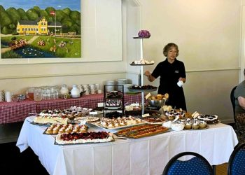 Annette Klitgaard ved det store kagebord i Tolne Skovpavillon. Foto: Hanne Skipper.