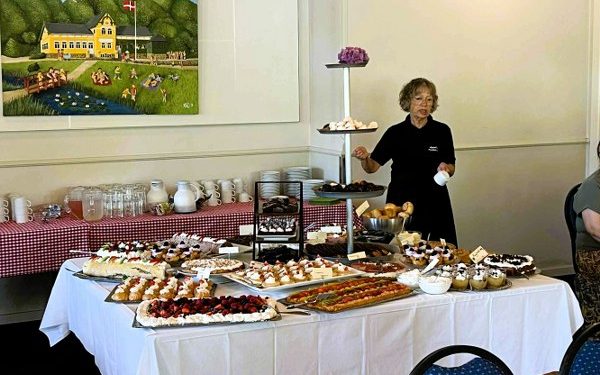 Annette Klitgaard ved det store kagebord i Tolne Skovpavillon. Foto: Hanne Skipper.