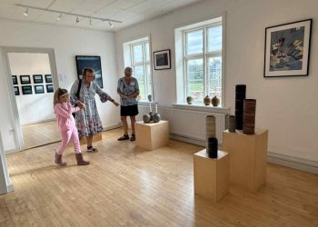 Fredag var der rum og plads til at nyde udstillingen i Assistenthuset ved Hirtshals Fyr. Foto: Niels Skipper.