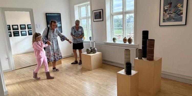 Fredag var der rum og plads til at nyde udstillingen i Assistenthuset ved Hirtshals Fyr. Foto: Niels Skipper.