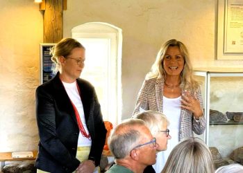 Museumsdirektør Sine Kildeberg og turistchef Laila Zielke stod for velkomst og åbningstale i det tæt pakkede  Madpakkerum. Foto: Niels Skipper.