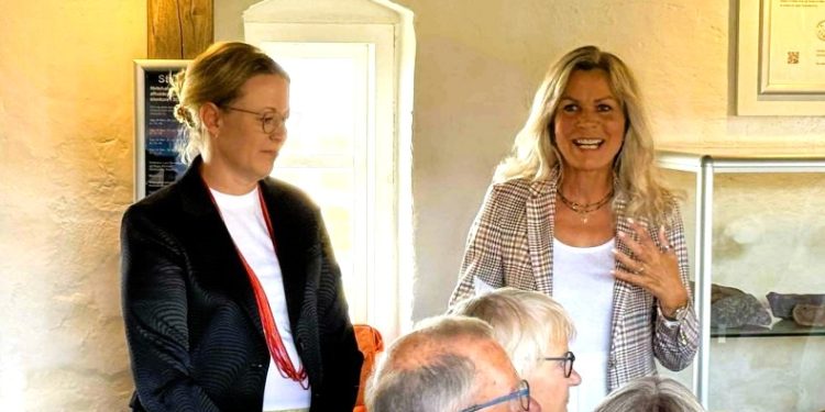 Museumsdirektør Sine Kildeberg og turistchef Laila Zielke stod for velkomst og åbningstale i det tæt pakkede  Madpakkerum. Foto: Niels Skipper.