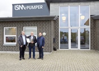 Jens Orleman og Morten Kallehauge fra henholdsvis Spar Nord og BDO overrakte prisen som Succesvirksomheden 2025 til ejer og grundlægger Leo Sørensen. Privatfoto.