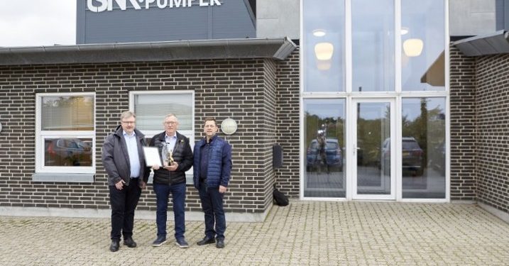 Jens Orleman og Morten Kallehauge fra henholdsvis Spar Nord og BDO overrakte prisen som Succesvirksomheden 2025 til ejer og grundlægger Leo Sørensen. Privatfoto.