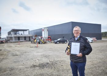 Leo Sørensen ved den nye produktionshal med tilhørende administrationskontor på i alt 3.000 kvadratmeter, der nu står klar på adressen Sigenvej 40 i Vrå. Snart er der åbent hus og reception samme sted. Foto (arkiv): Privat.