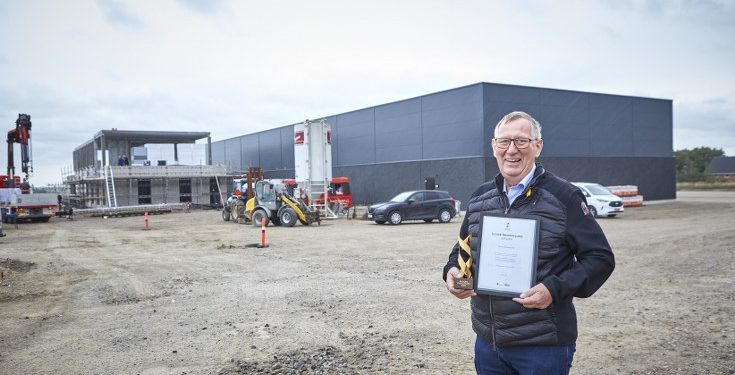 Leo Sørensen ved den nye produktionshal med tilhørende administrationskontor på i alt 3.000 kvadratmeter, der nu står klar på adressen Sigenvej 40 i Vrå. Snart er der åbent hus og reception samme sted. Foto (arkiv): Privat.