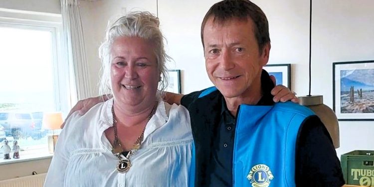 Den nye præsident og den afgående. Foto: Lions.