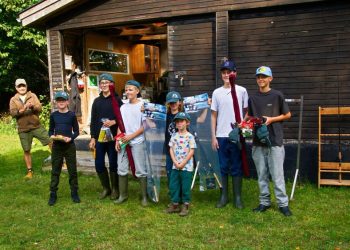 Glade unge deltagere i den åbne fiskekonkurrence hos Liver Å Lystfiskerforening. Foto: Elling.