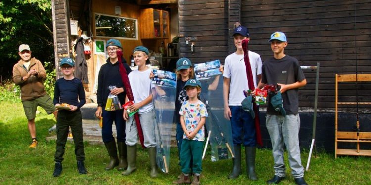 Glade unge deltagere i den åbne fiskekonkurrence hos Liver Å Lystfiskerforening. Foto: Elling.