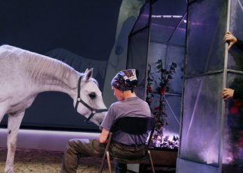 Scene fra En plads i manegen på Vendsyssel Teater. Foto: Cathrine Ertmann.