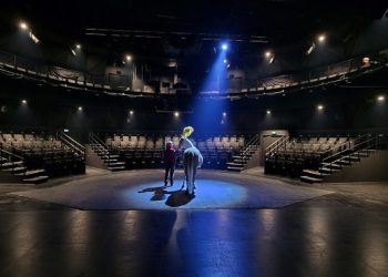 Scene fra En plads i manegen. Foto: Vendsyssel Teater.