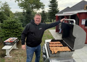 Jesper Tøttrup havde tændt grillen til det store bagagerumsmarked ved Mellemgård. Foto: Niels Skipper.