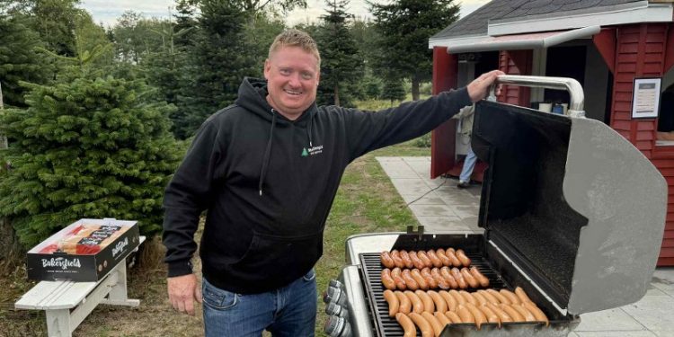 Jesper Tøttrup havde tændt grillen til det store bagagerumsmarked ved Mellemgård. Foto: Niels Skipper.