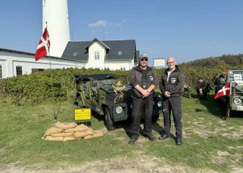 Formand Flemming Hammer (th) og næstformand Peter Jensen har for 3. gang afholdt Militærkøretøjer på Fyret. Foto: Niels Skipper.