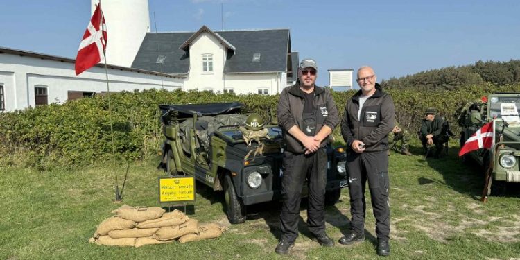 Formand Flemming Hammer (th) og næstformand Peter Jensen har for 3. gang afholdt Militærkøretøjer på Fyret. Foto: Niels Skipper.