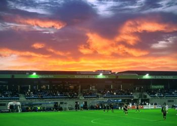 Både solen og Vendsyssel FF gik ned, da fodboldherrerne tabte 2-3 til AB Gladsaxe på Nord Energi Arena i Hjørring fredag den 29. august 2025. Foto: Palle W. Nielsen