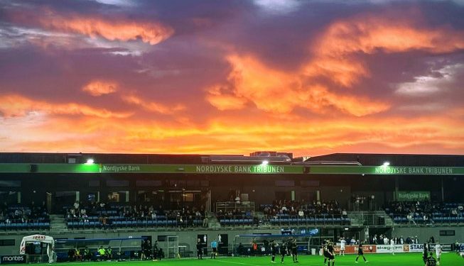 Både solen og Vendsyssel FF gik ned, da fodboldherrerne tabte 2-3 til AB Gladsaxe på Nord Energi Arena i Hjørring fredag den 29. august 2025. Foto: Palle W. Nielsen