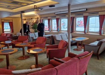 Bjarni Åkesson Filholm ses her med kaptajnen ombord på MS Nordstjernen. Foto: Privat.