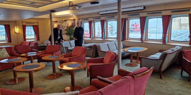 Bjarni Åkesson Filholm ses her med kaptajnen ombord på MS Nordstjernen. Foto: Privat.