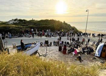 Smukkere scene kunne operasangerne og tilhørerne næppe ønske sig end en solnedgang over Skagerrak. Foto: Niels Skipper.