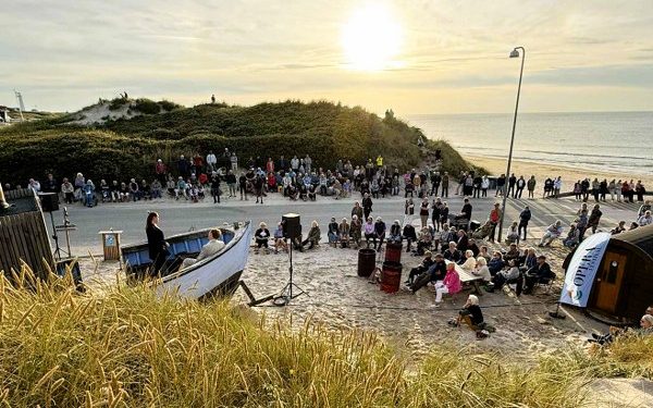 Smukkere scene kunne operasangerne og tilhørerne næppe ønske sig end en solnedgang over Skagerrak. Foto: Niels Skipper.